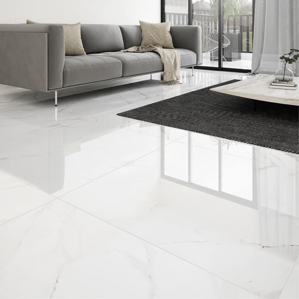 Piso de porcelanato restaurado, com brilho e reflexo uniformes
